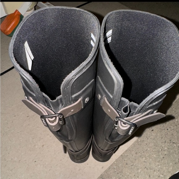 Matte black Hunter rain boots. - Picture 3 of 4